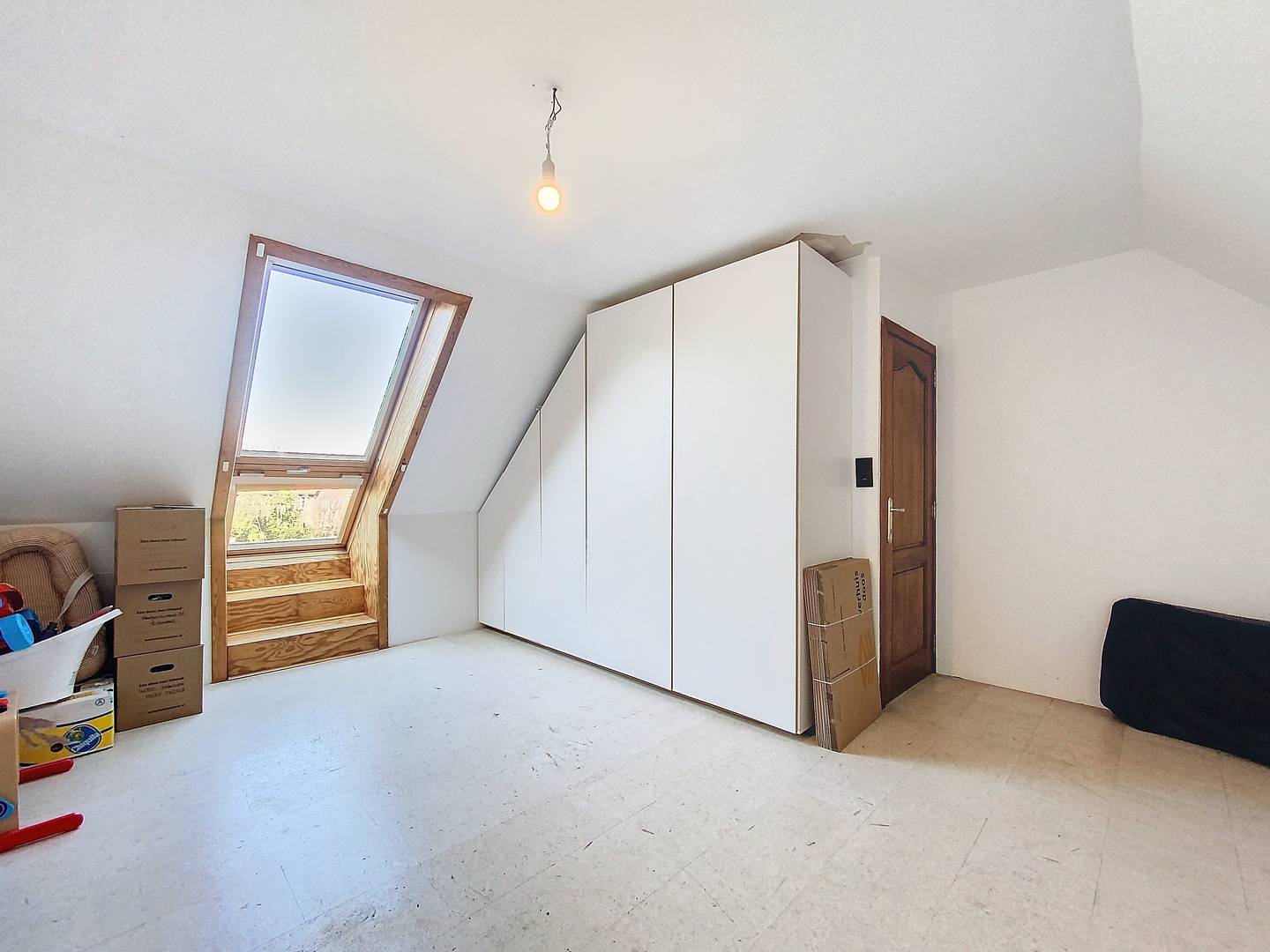 Slaapkamer 3 onder het dak, met dakraam en kastenwand